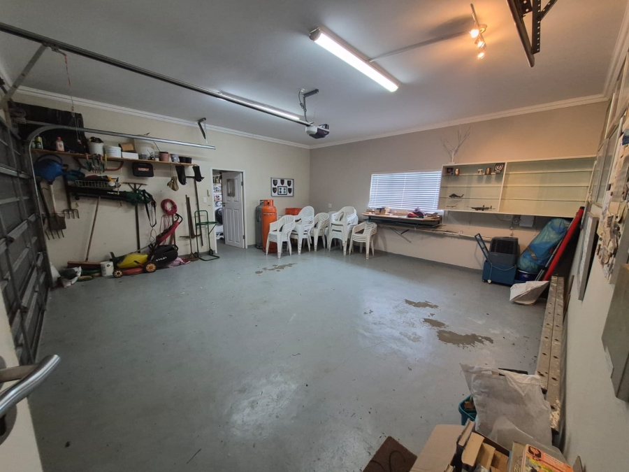 3 Bedroom Property for Sale in Boggomsbaai Western Cape
